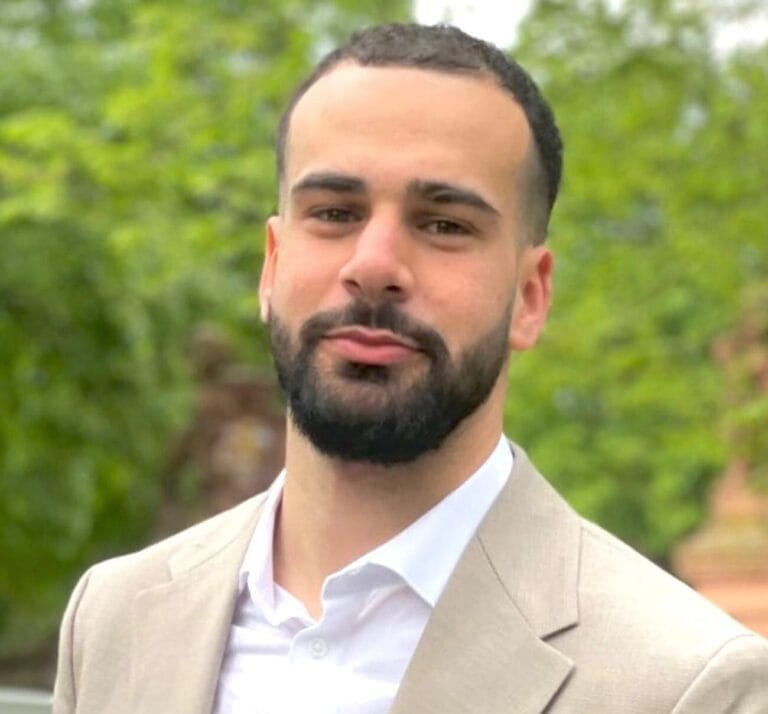 Psycholoog Hicham (El Fikri) die lacht naar de camera